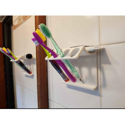 porta cepillos y crema dental.